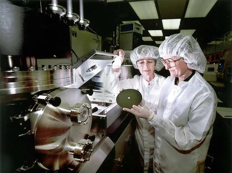 Push-Pull Capacitance Sensor Measures Ungrounded Targets